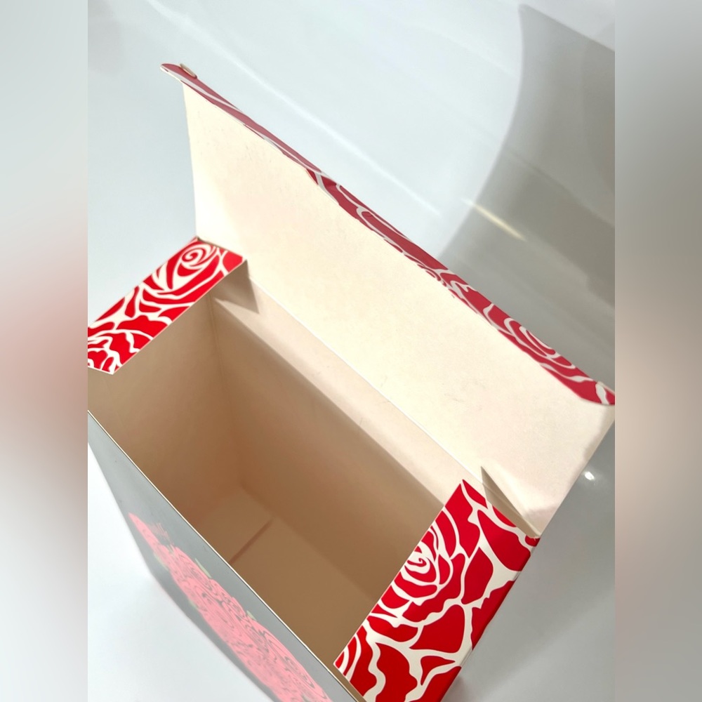 Brighton Gift Box Heart shaped Roses are Red - Picture 5 of 9